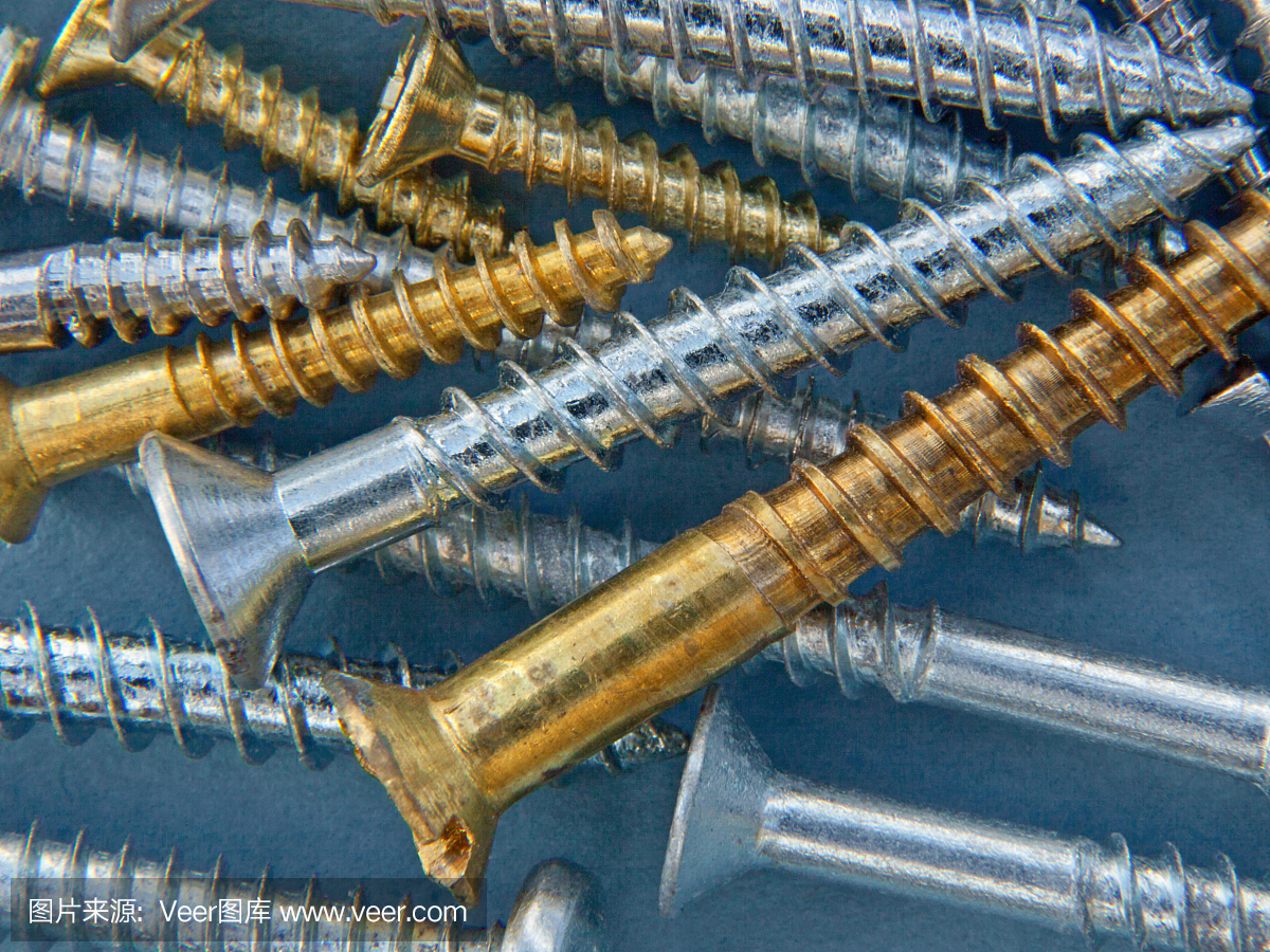 仔细研究未使用的黄铜和合金金属螺钉